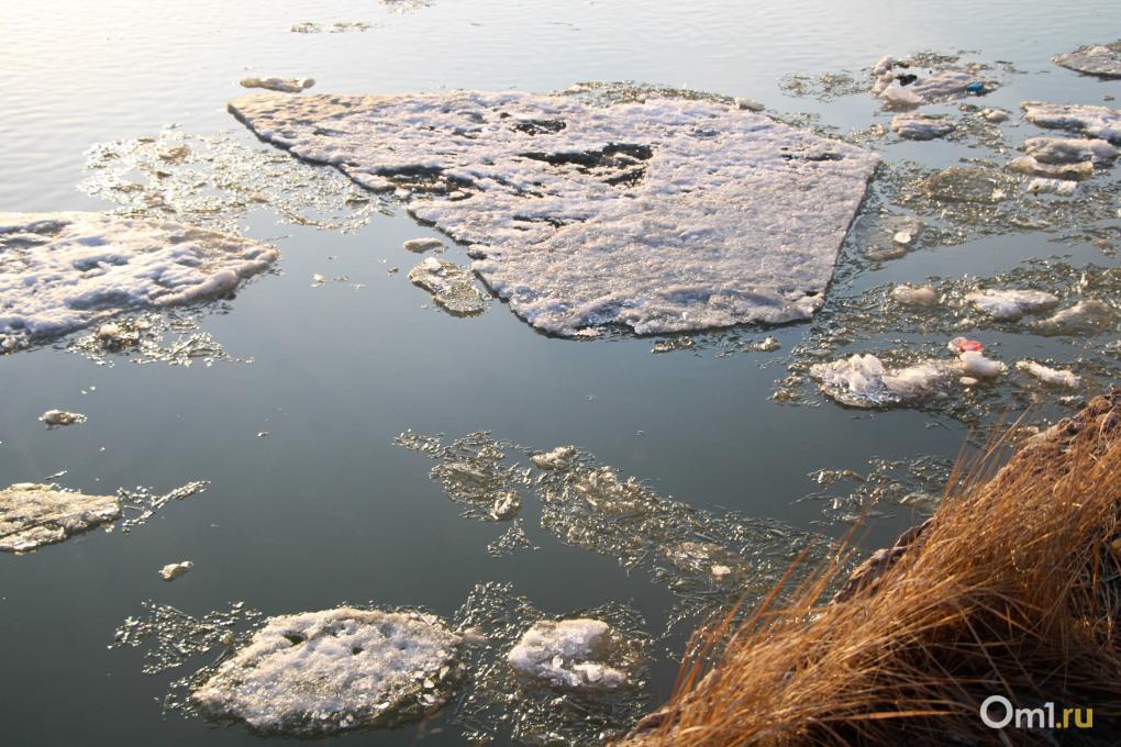 На Иртыше начался ледоход – посмотрите, как это красиво в лучах уходящего солнца