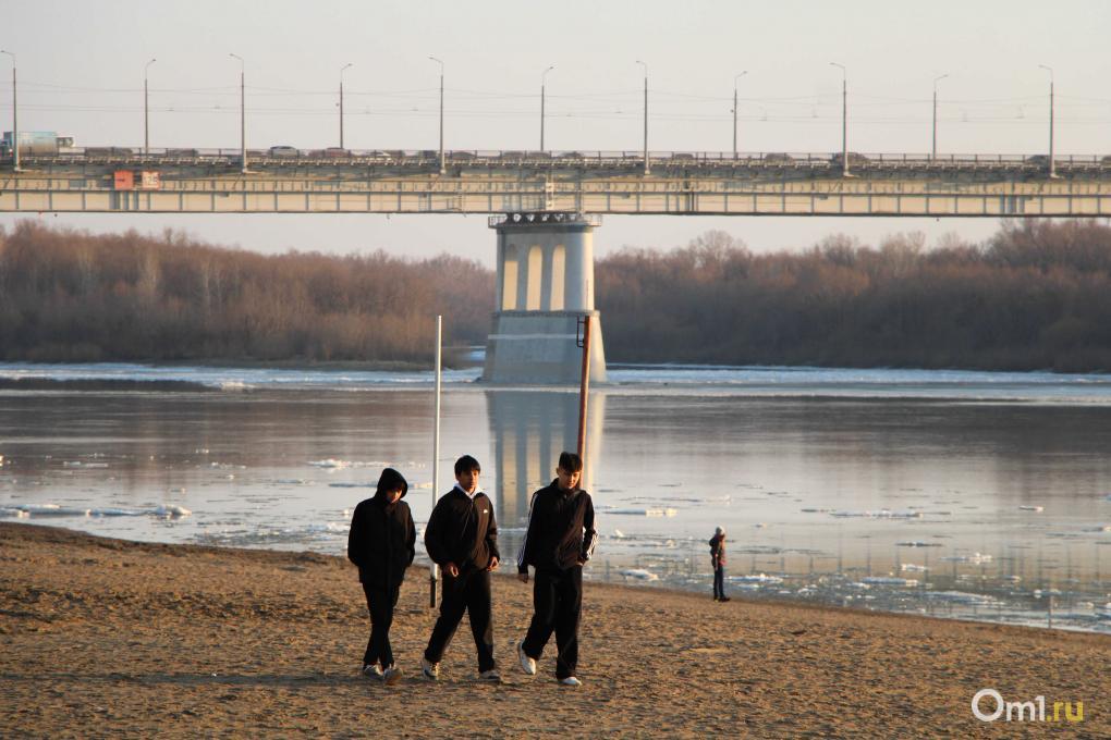 На Иртыше начался ледоход – посмотрите, как это красиво в лучах уходящего солнца