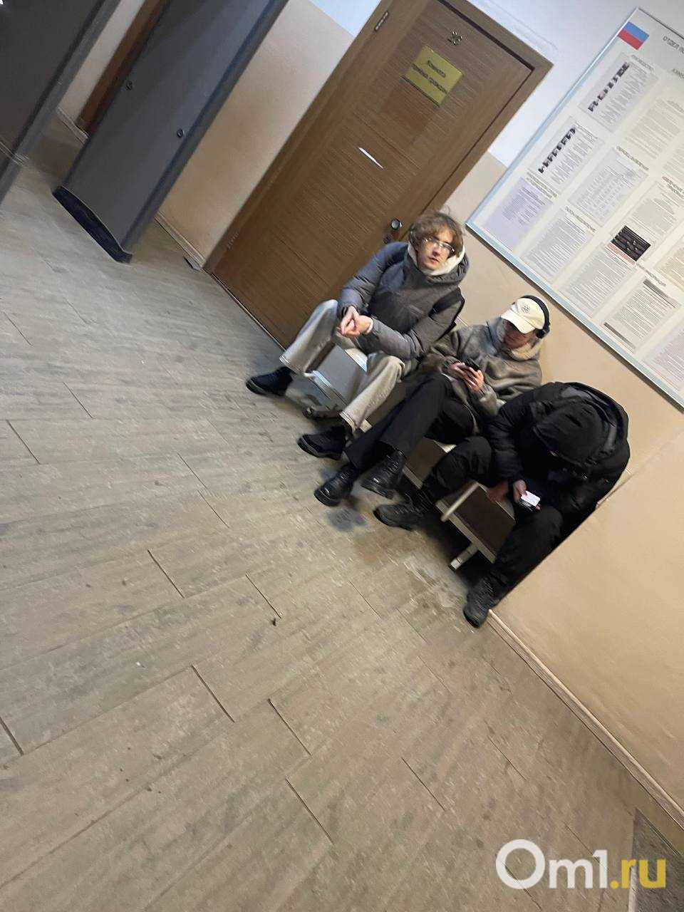 Трое суток без еды, блокировка счетов и контракт как «выход»: как в Новосибирске депортируют мигрантов