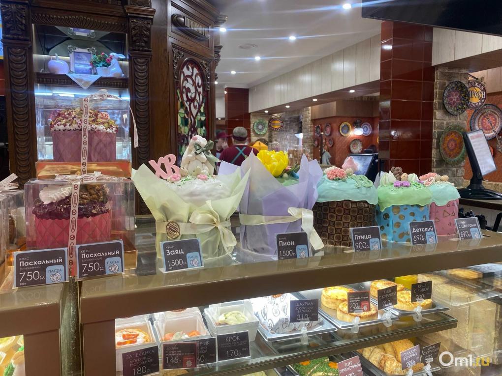 Петушки, бабочки и кролики: обзор на куличи из омских магазинов и пекарен