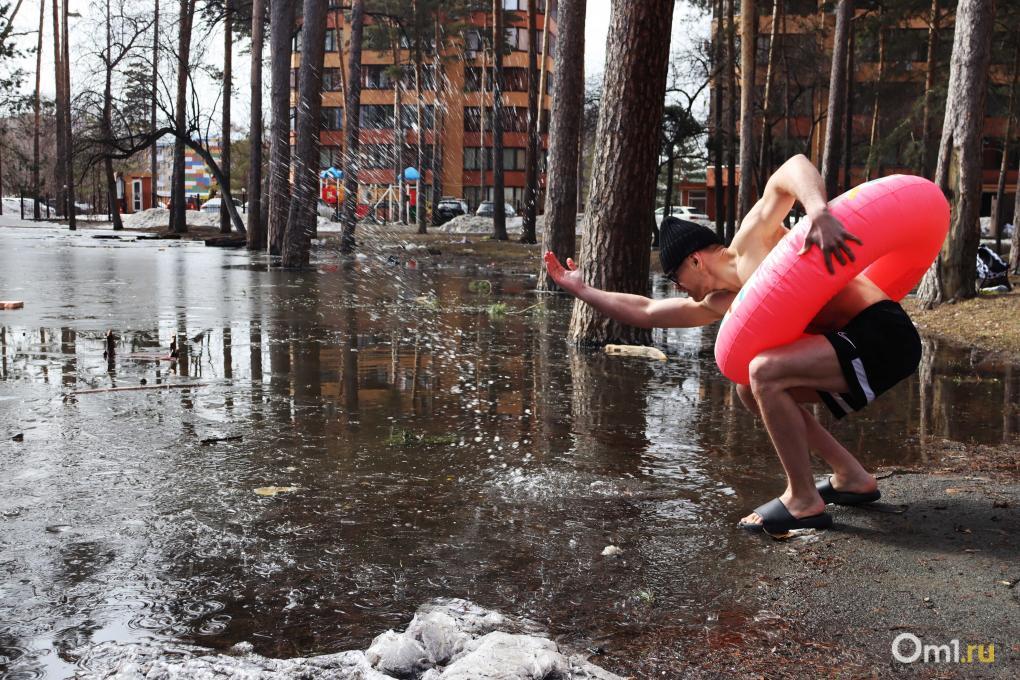 «Виды шикарные, вода холодновата»: новосибирец-качок принял ванну в луже Тимирязевского сквера