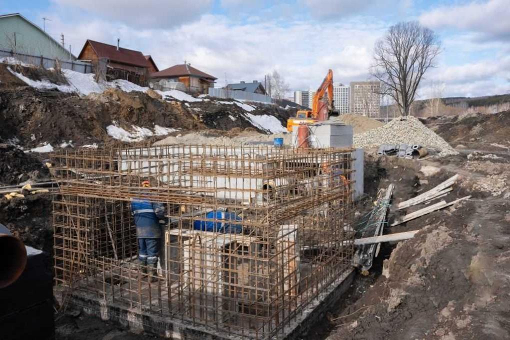В Новосибирске строят теплосети на берегу реки Иня