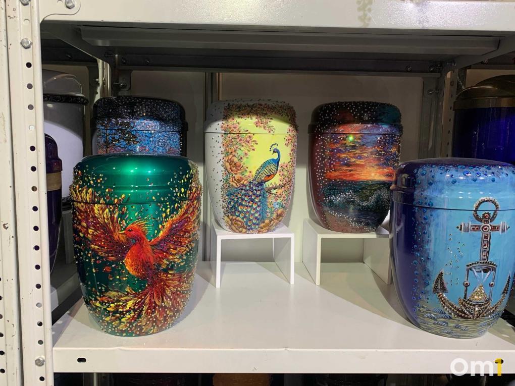 Урны с Ван Гогом и гробы 18 века: что представили на выставке «Сибирь-Ритуал» в Экспоцентре — показываем самое интересное