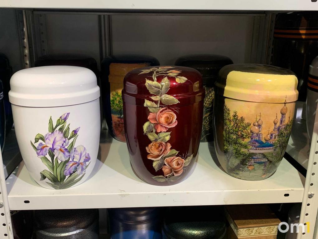 Урны с Ван Гогом и гробы 18 века: что представили на выставке «Сибирь-Ритуал» в Экспоцентре — показываем самое интересное