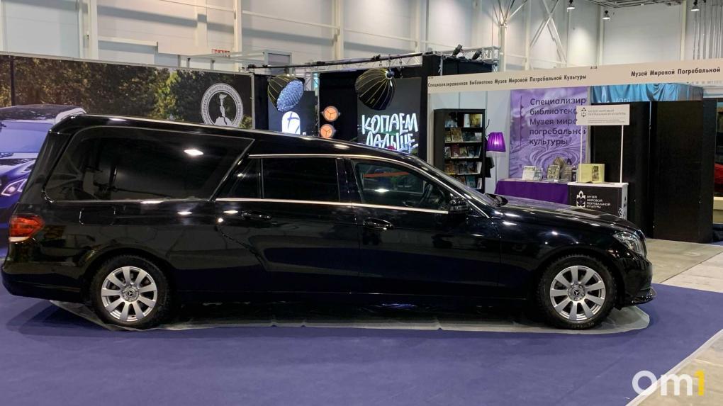 Урны с Ван Гогом и гробы 18 века: что представили на выставке «Сибирь-Ритуал» в Экспоцентре — показываем самое интересное