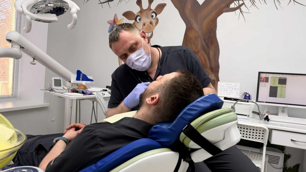 Почему в название омской «Семейной стоматологии» добавили фамилию и что это значит для пациентов