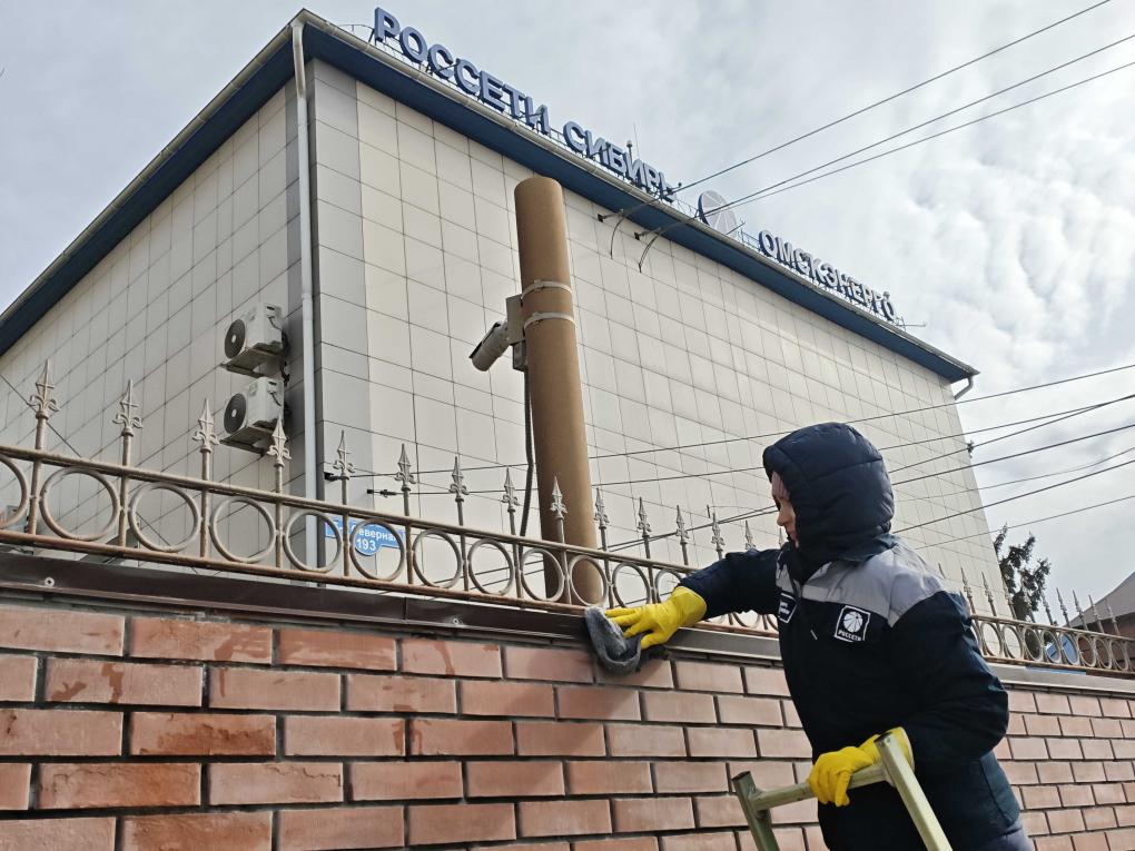 Сотрудники «Россети Сибирь» провели субботник на всех энергообъектах региона