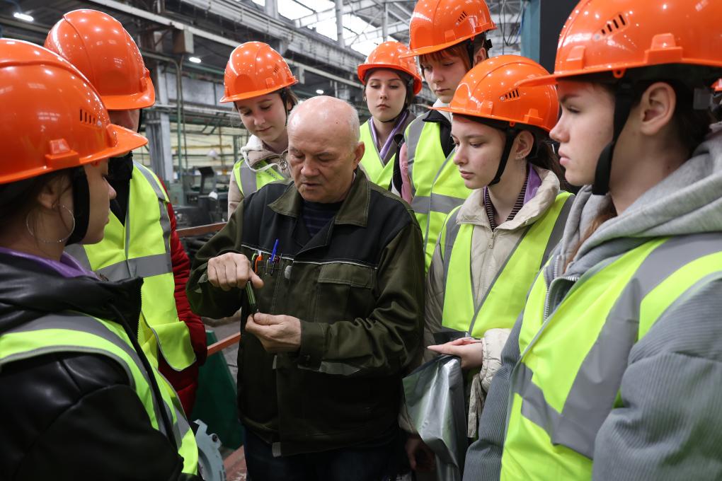 Одарённые школьники из регионального центра «Сириус 55» познакомились с работой Омсктрансмаша