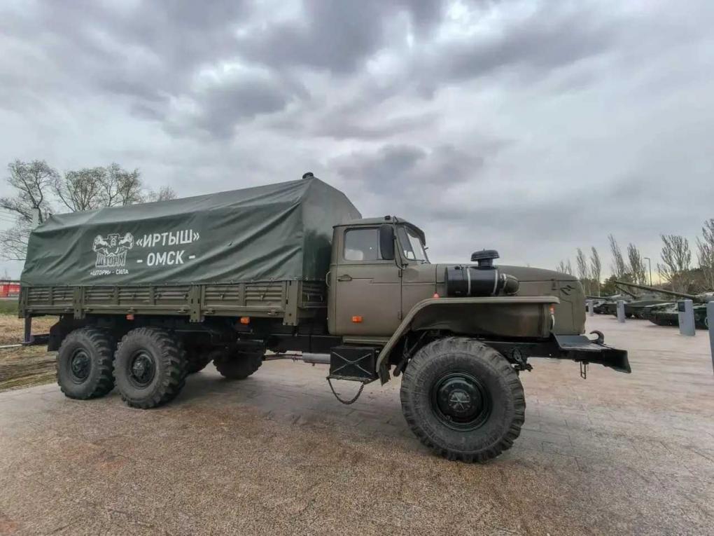 В омском парке «Патриот» появились вертолёт Ми-8 и автомобиль, подаренный Шлеменко