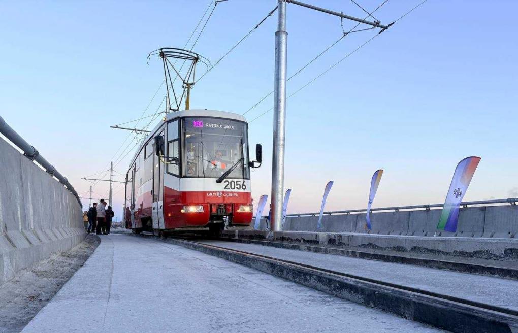 Крупнейшая в России трамвайная эстакада открылась в Новосибирске: рельсы ушли в небо на 12 метров