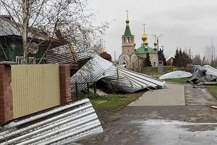 «Как бумагу»: ураган в Новосибирской области срывал крыши и линии электропередач