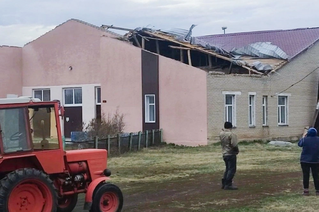 «Как бумагу»: ураган в Новосибирской области срывал крыши и линии электропередач