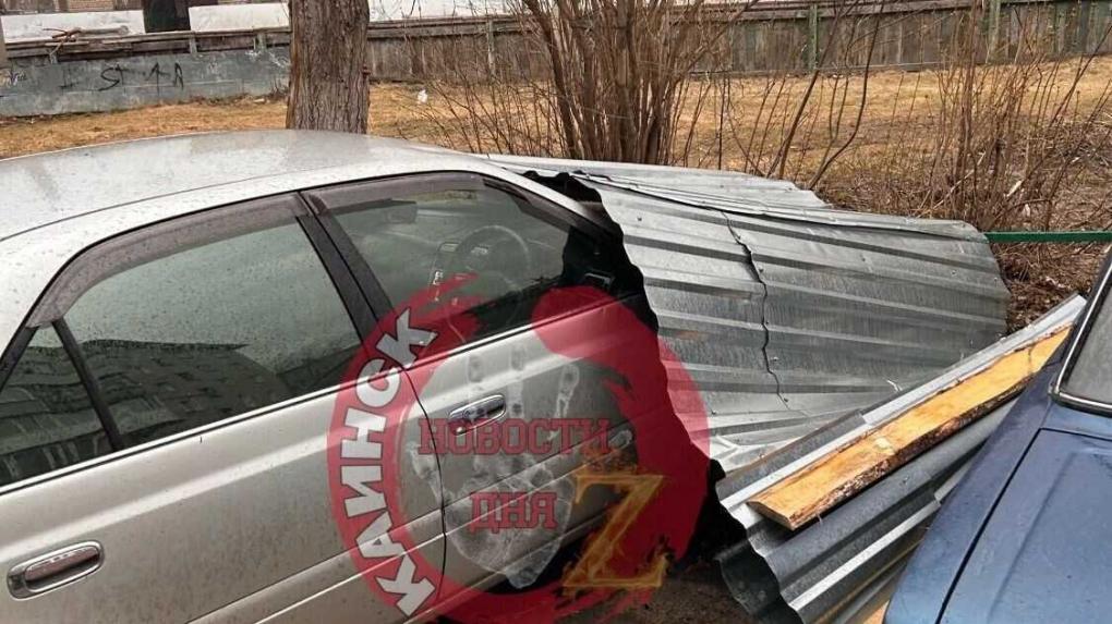 «Как бумагу»: ураган в Новосибирской области срывал крыши и линии электропередач