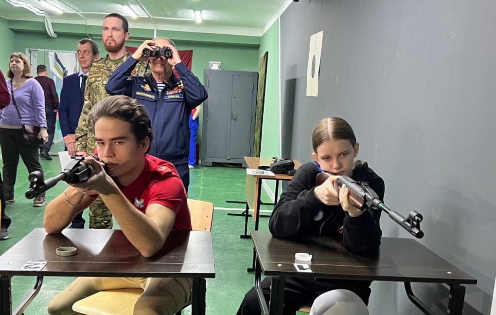 Взяли рубеж: омские школьники соревновались в стрельбе из пневматической винтовки