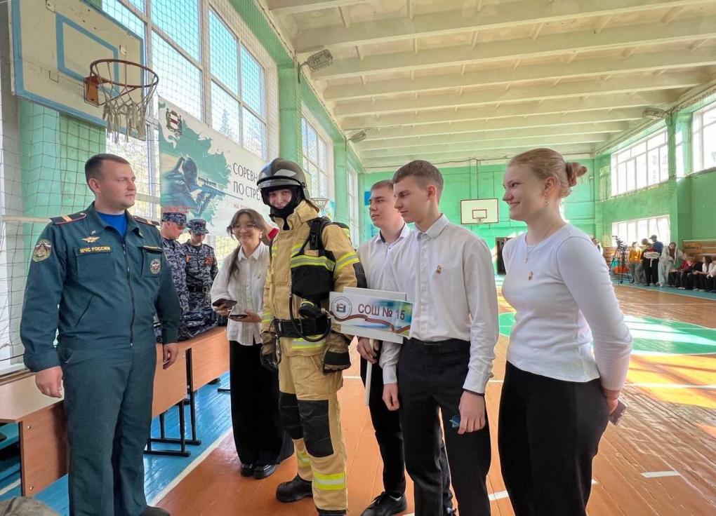 Взяли рубеж: омские школьники соревновались в стрельбе из пневматической винтовки