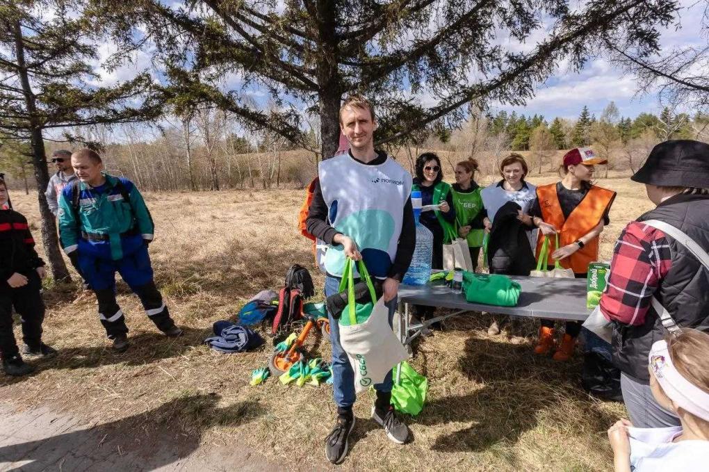 Волонтёры провели масштабный субботник в парке Победы накануне 9 Мая