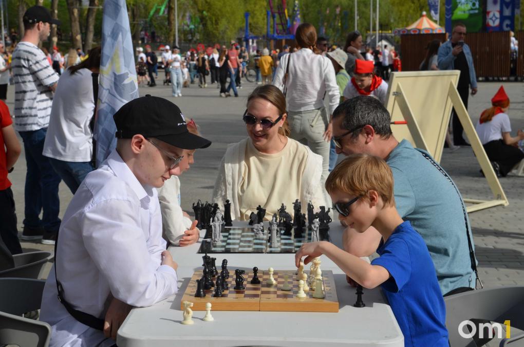 В Омске заработал семейный лагерь «Ретромай»: посмотрите, как это было