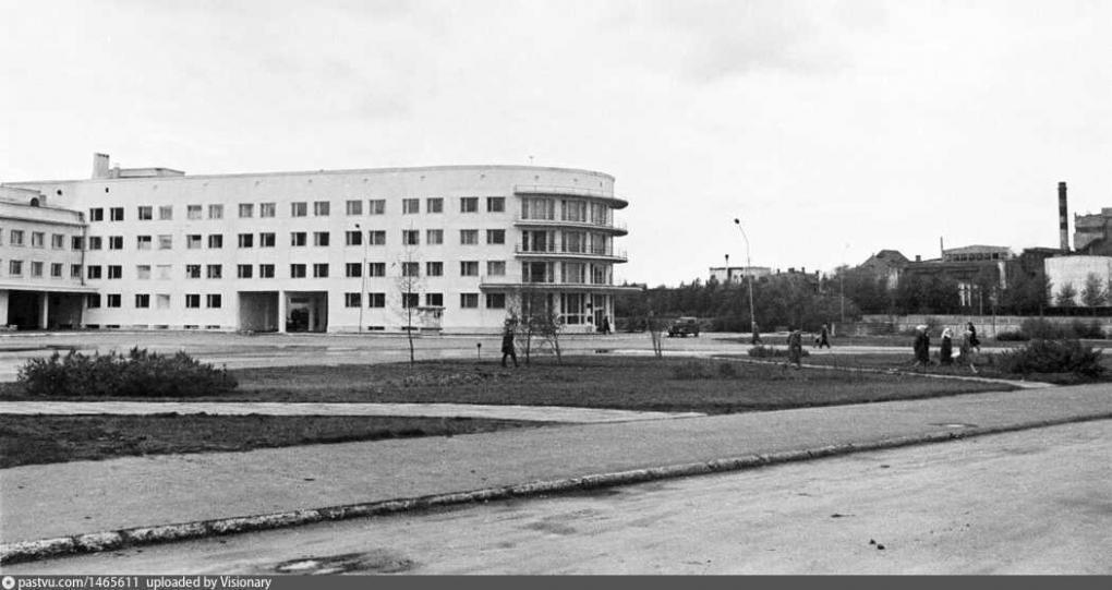 Двуглавый орёл и мачта Колчака: что раньше было на месте Шара Бухгольца?