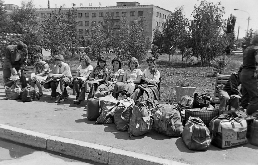 Стеклянный фасад и ресторан с официантками: показываем, каким был омский аэропорт во времена СССР