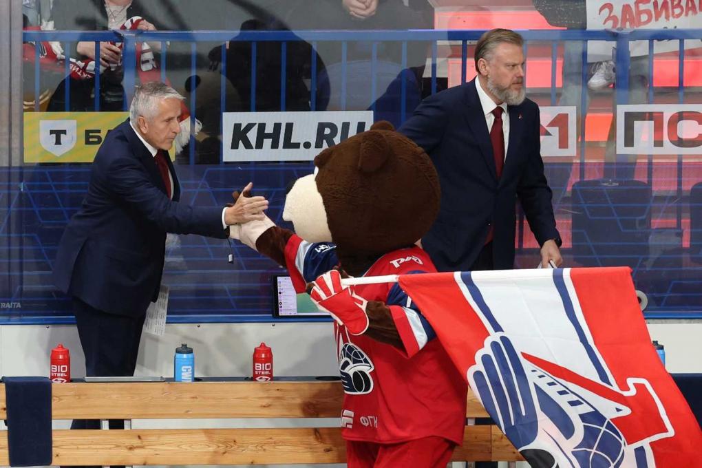 Какой же Хартли крутой! Выиграл Кубок с «Авангардом», ушёл на пенсию, вернулся — и снова стал чемпионом