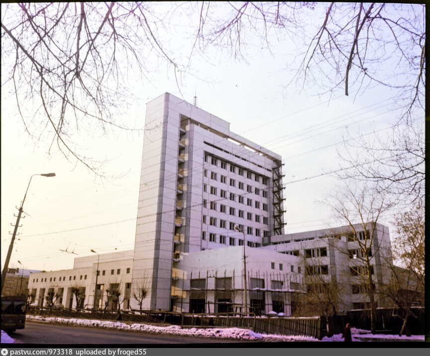 Мэр на парашюте и амбразуры Драмы: читаем омские новости из 1992 года
