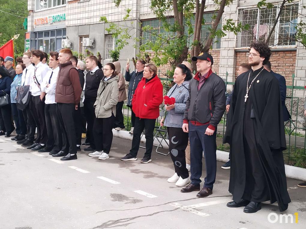 В Новосибирске открыли памятную доску на доме участника СВО