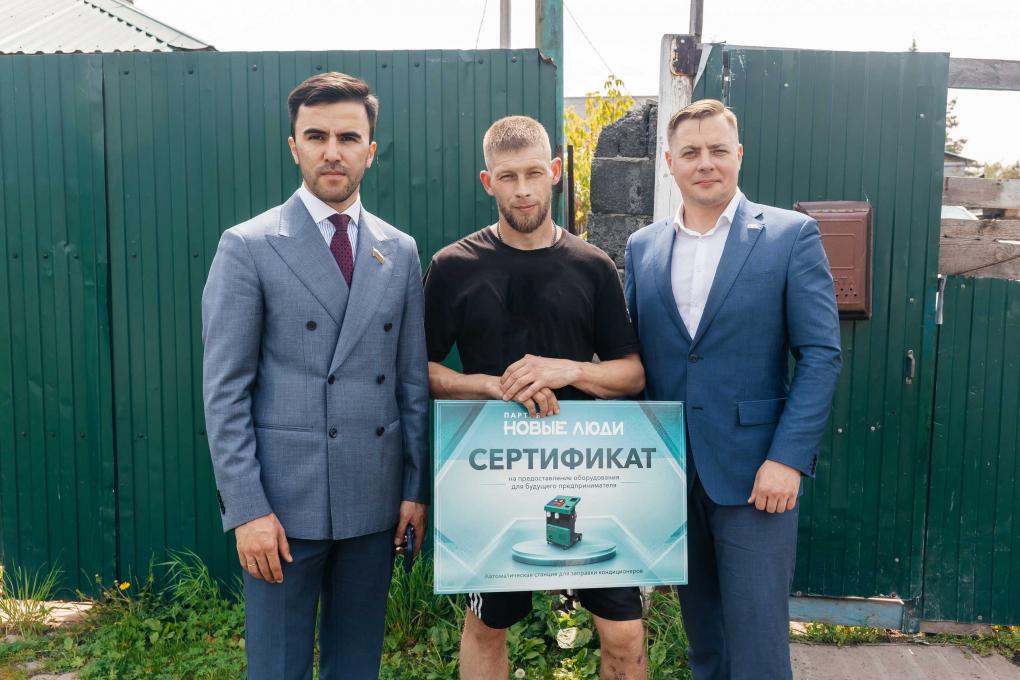 В Новосибирске партия «Новые люди» провела акцию «Неделя героев» для поддержки участников СВО и их семей