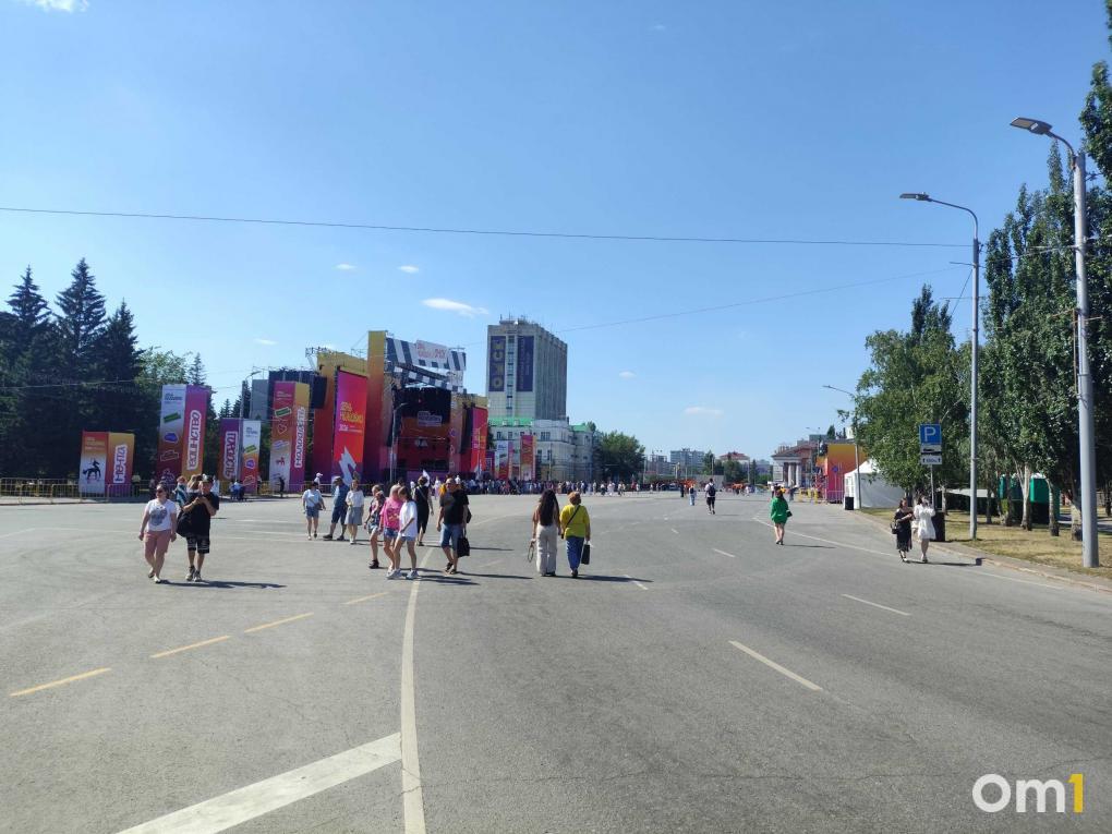 Ретро-техника, экстрим и молебен: побывали на локациях Дня молодёжи в Омске