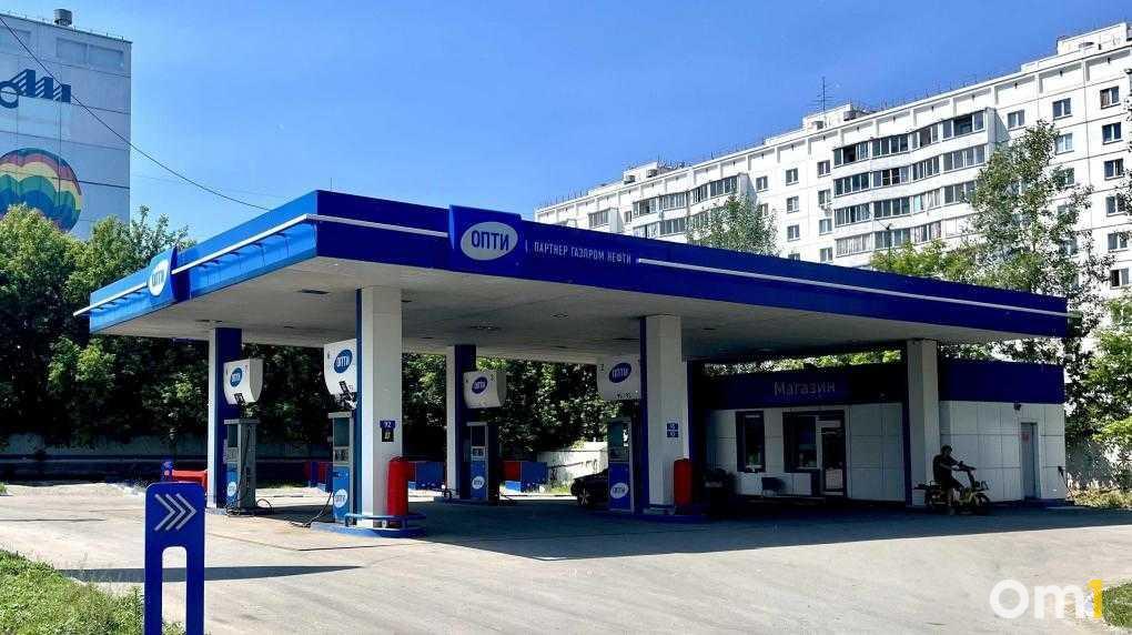 Километровые очереди и 130 рублей за литр: что творится на заправках Новосибирска