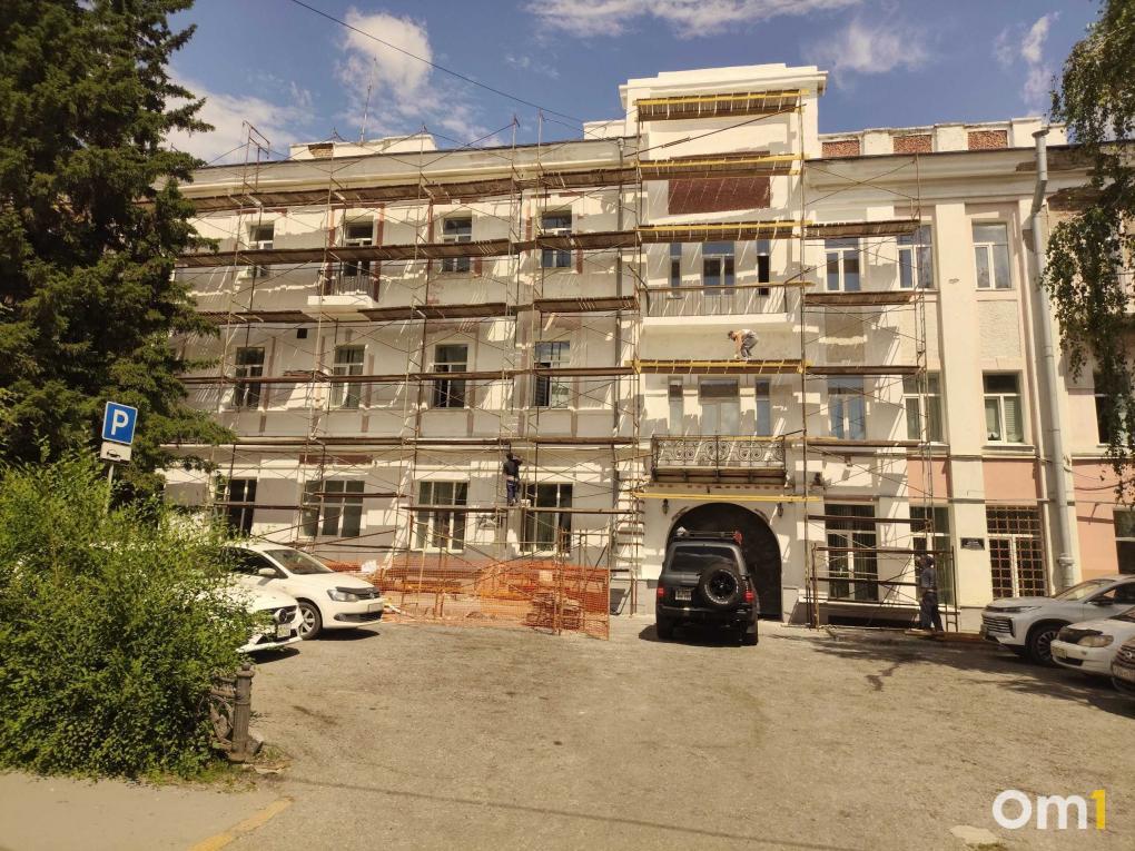 В Омске к форуму России и Казахстана начали обновлять мэрию и госпиталь на Гагарина