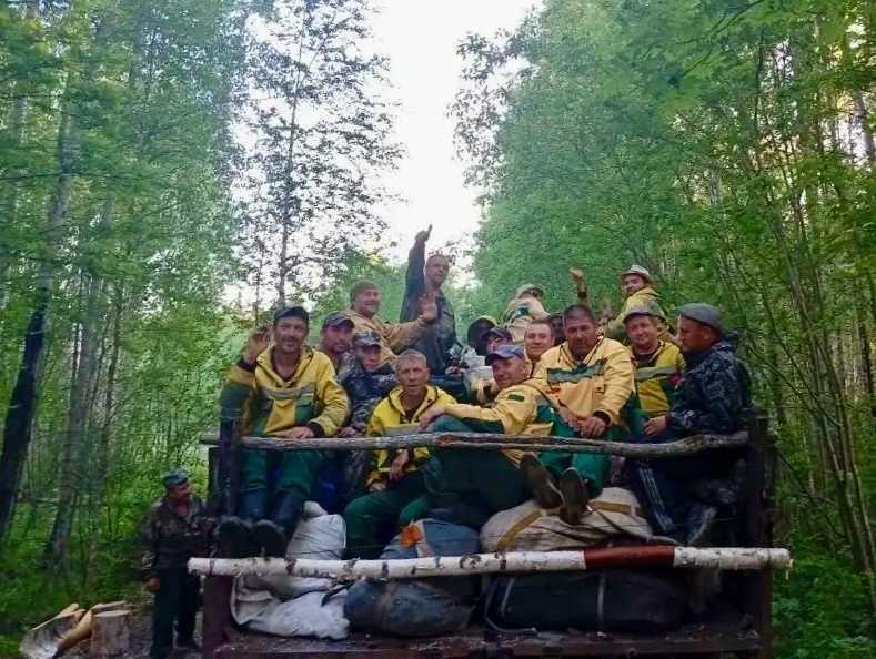 Новосибирские десантники-пожарные вернулись из Томской области после двух месяцев работы