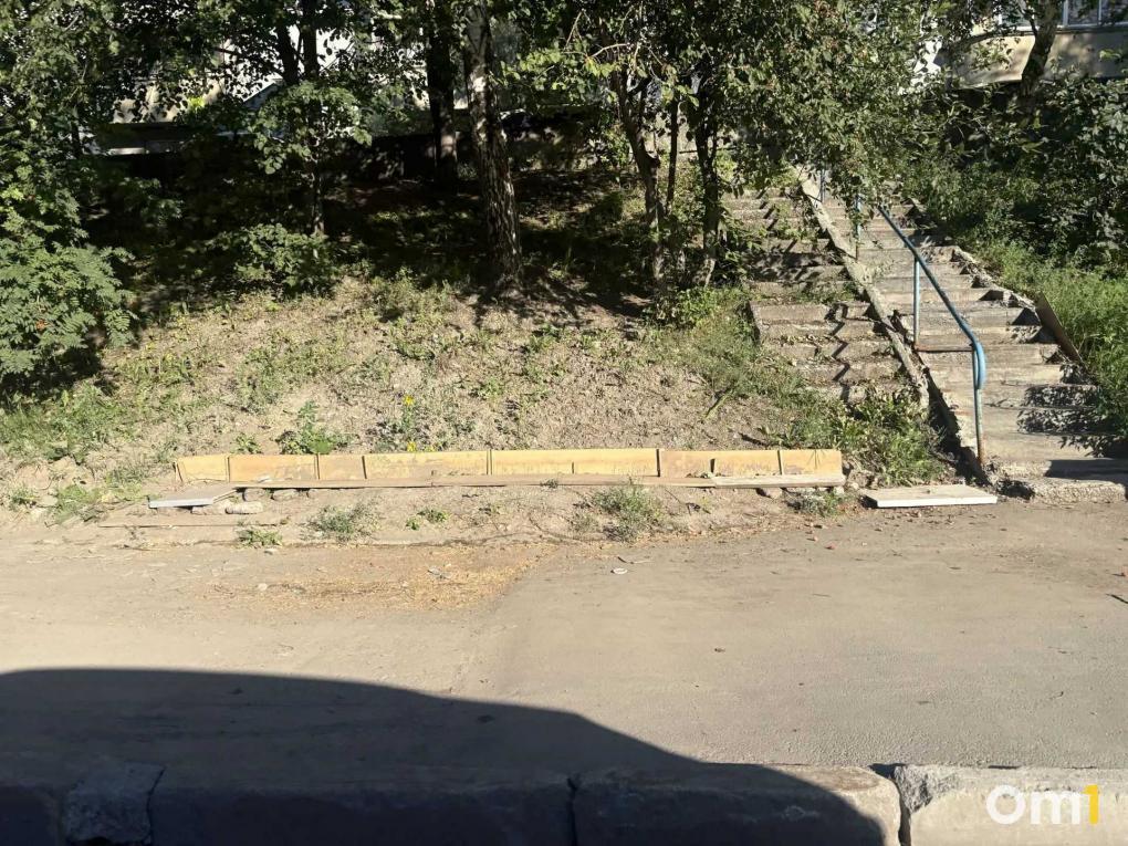 «Причиняют вред зелёной зоне»: на МЖК развернулась «война» за газон из-за самодельного моста к остановке