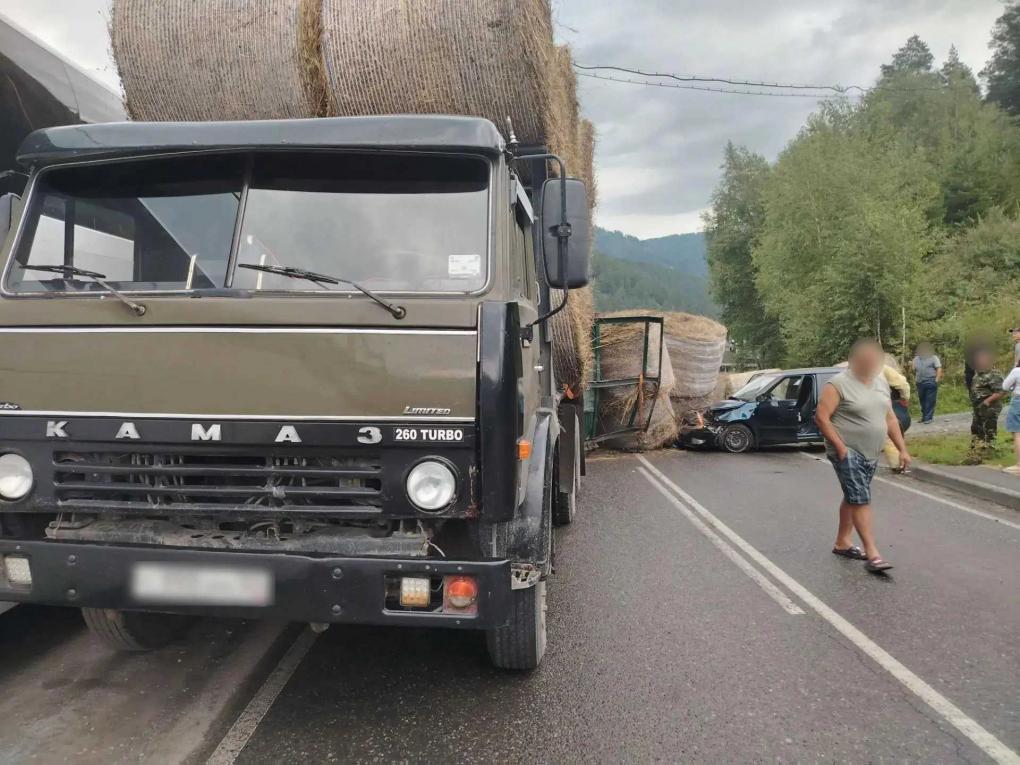 Новосибирец пострадал в ДТП с КАМАЗом на Алтае — водитель грузовика не справился с управлением