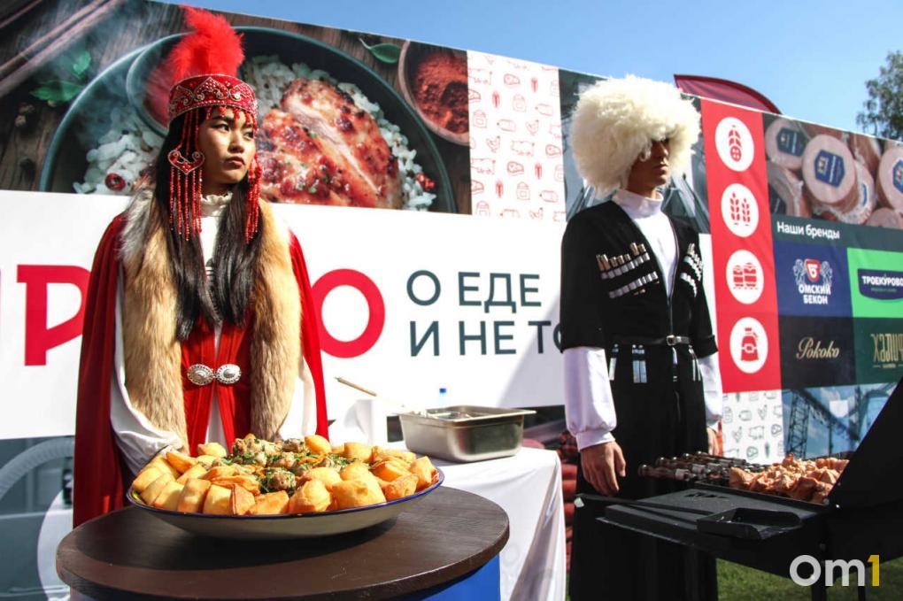 Фонтаны сгущёнки, бесплатное мороженое и калачинский калач: как проходит выставка «АгроОмск»?