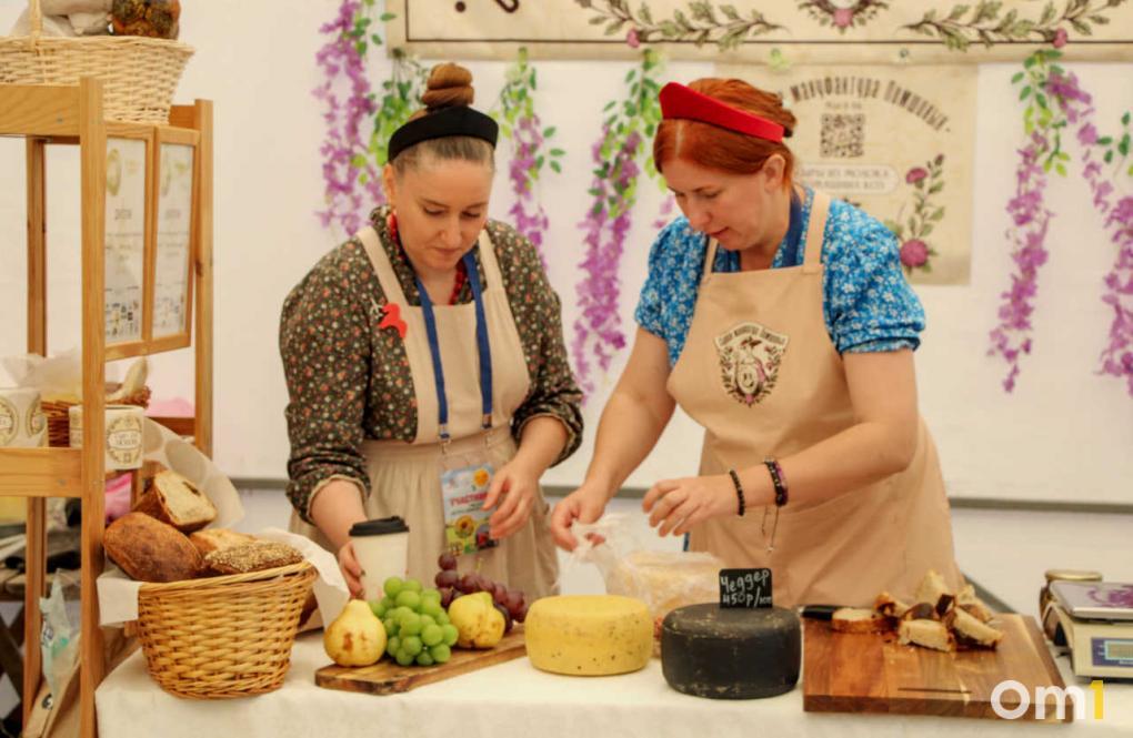 Фонтаны сгущёнки, бесплатное мороженое и калачинский калач: как проходит выставка «АгроОмск»?