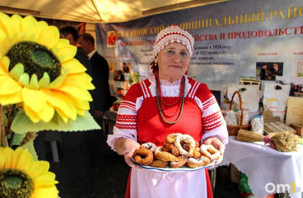 Фонтаны сгущёнки, бесплатное мороженое и калачинский калач: как проходит выставка «АгроОмск»?