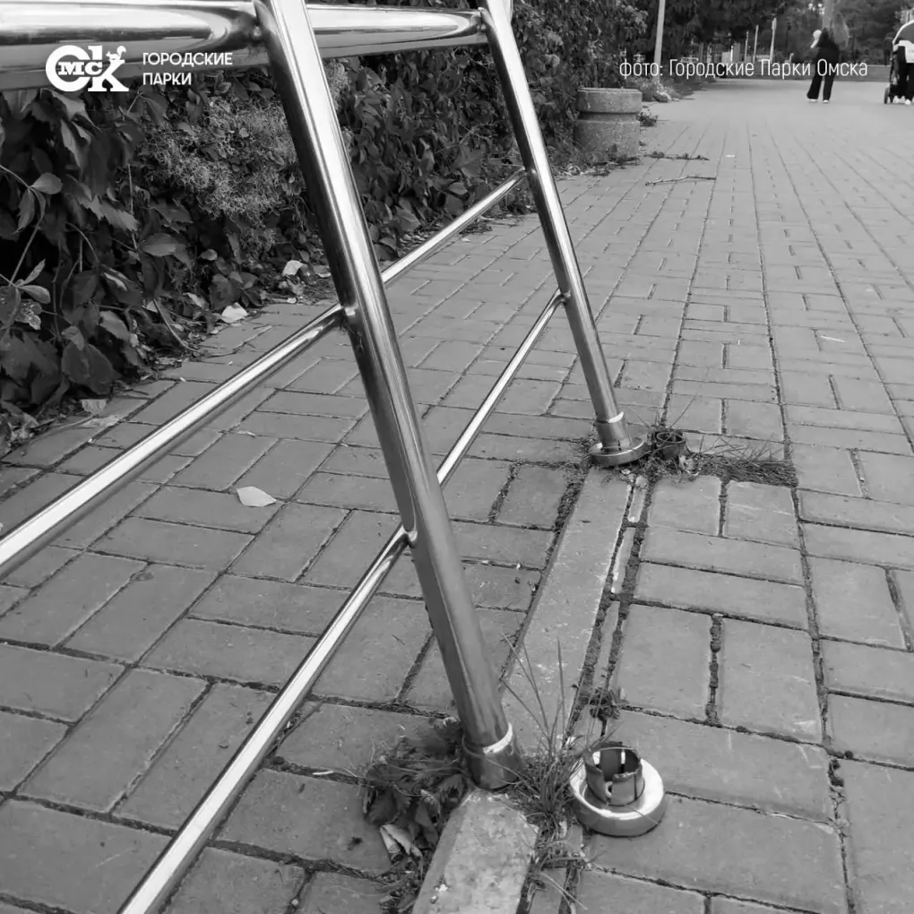 На вандалов, гнущих перила и таблички, пожаловались в администрации омских парков