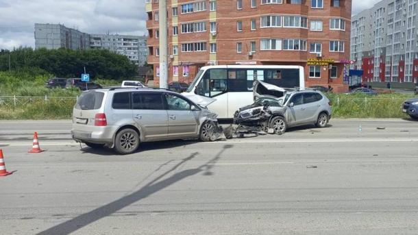 Водитель погиб, пассажиры в больнице: на омском Левобережье произошло жуткое ДТП