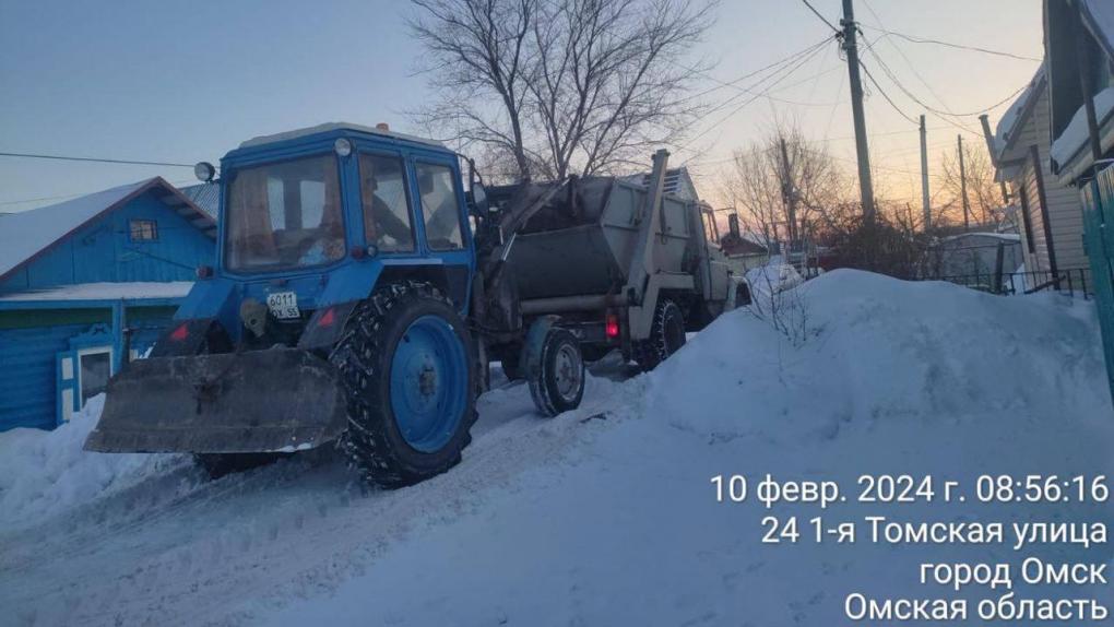 Омичам рассказали, с каких улиц за выходные вывезут снег