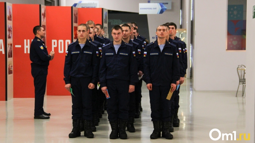 «Служба будет интересной»: в Омске проводили призывников в военные части