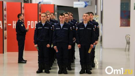 «Служба будет интересной»: в Омске проводили призывников в военные части