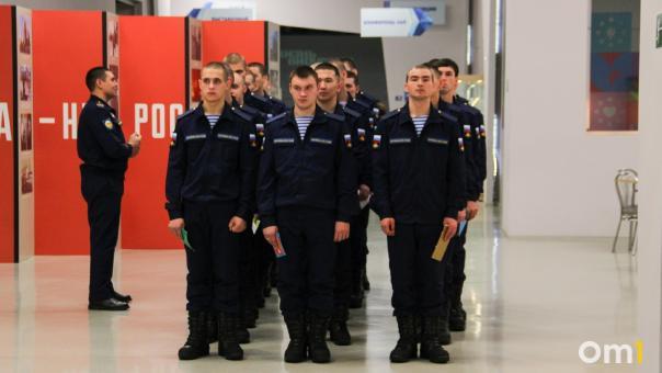 «Служба будет интересной»: в Омске проводили призывников в военные части