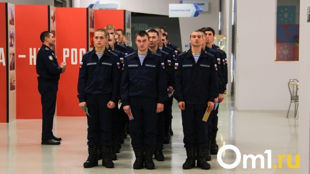 «Служба будет интересной»: в Омске проводили призывников в военные части