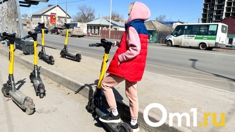 Травмы и списание лишних денег. Омичи рассказали, чем опасны электросамокаты