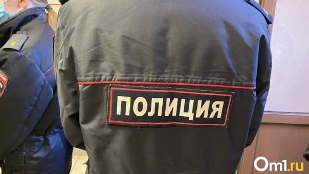 Шокирующая смерть под окнами. Омичи нашли на дереве труп молодого парня