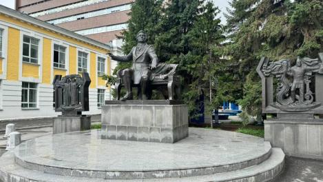 В Новосибирске благоустроят пространство у памятника Глинки и аллеи связистов имени А. И. Никулина
