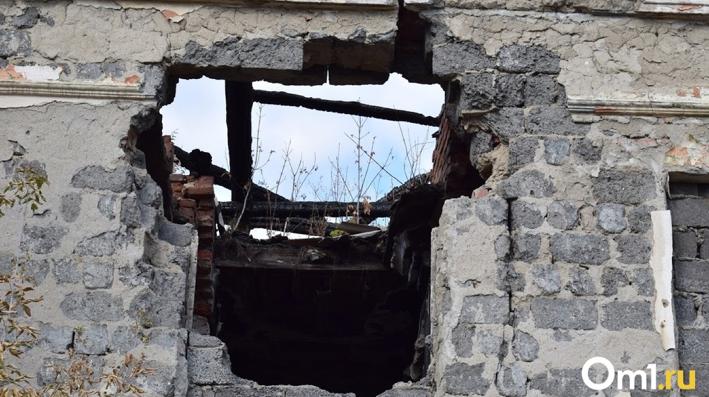 «Разбил окно и вытолкнул дочь». Подробности страшного пожара под Омском, где погибли двое детей