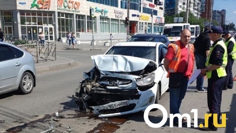 Есть пострадавший. Такси Hyundai Solaris разнесло в клочья от столкновения с внедорожником — ФОТО