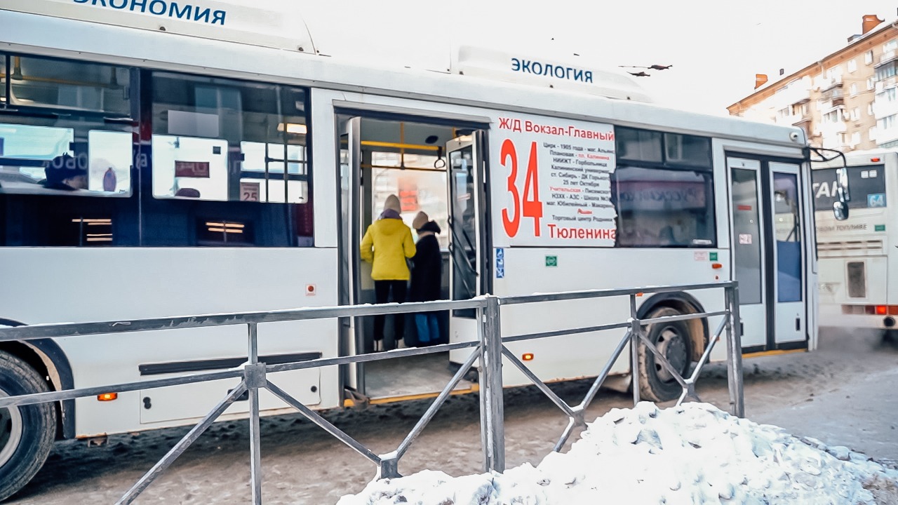 Две девочки зайцами проехали в новосибирском автобусе, чтобы проверить не  выгонят ли их | 15.12.2021 | Омск - БезФормата