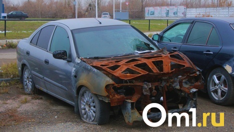 Омичи пожаловались на парковку с гниющими машинами. Мы съездили туда и изучили её